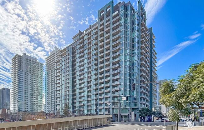 Gorgeous Studio W/ W/D, A/C, Balcony, Rooftop Deck, Gym, Jacuzzi with City views!!