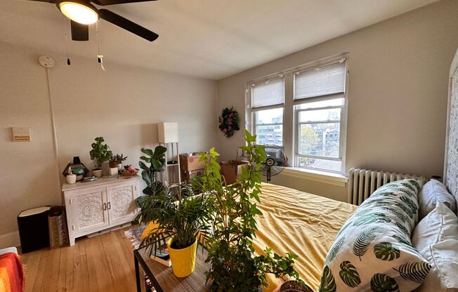 Studio, 1 bath, 300 sqft, $1,425, Unit Unit 605