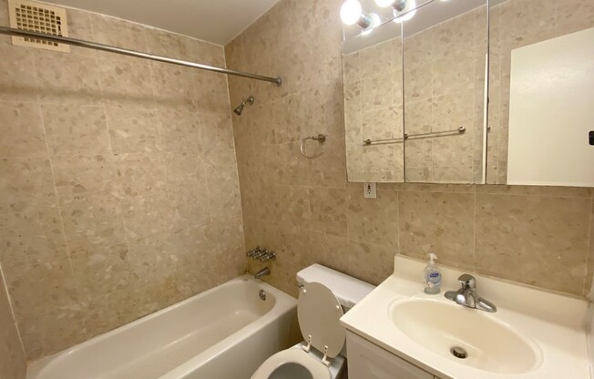 2 beds, 1 bath, $4,000, Unit 4D