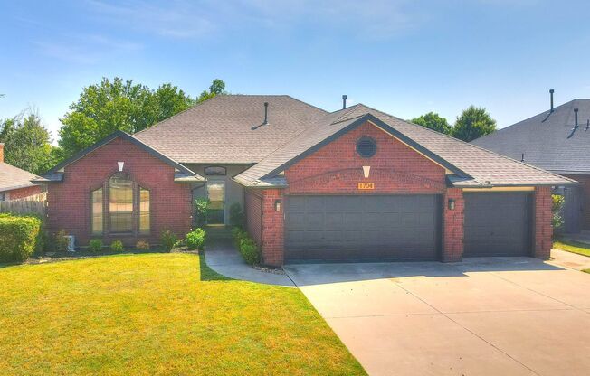 Beautiful 4 Bedroom Home with Inground Pool near Veterans Park in Moore