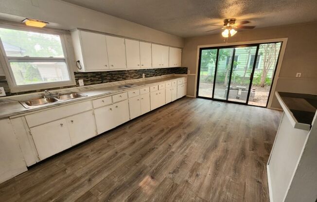 3 Bdr Large Single Family House in a Nice Neighborhood - Available NOW