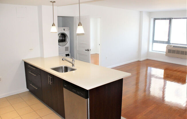 2 beds, 1 bath, 858 sqft, $4,400