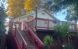 Central Roseville, 1 Bed, 1 Ba, Wall Air, Large Living Room, Bedroom Downstairs, Large Deck great for Entertaining, Lawn