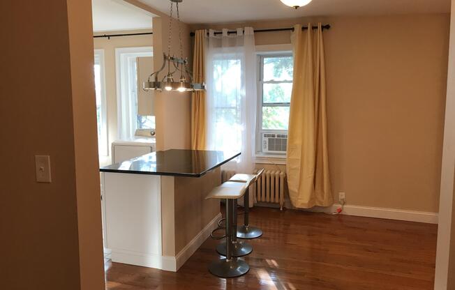 3 beds, 1 bath, $4,850, Unit 31