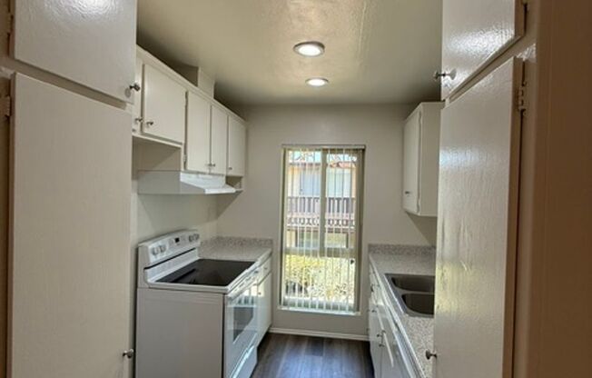 2 beds, 1 bath, 910 sqft, $2,525, Unit Q013
