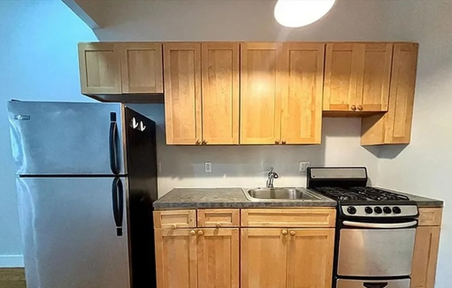 3 beds, 1 bath, $3,300, Unit 2C