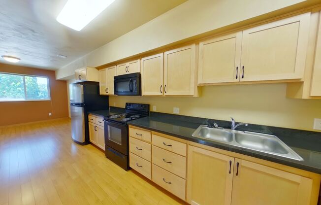 3 beds, 2 baths, 967 sqft, $2,400, Unit 303