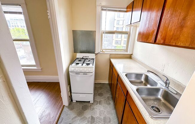 Studio, 1 bath, 280 sqft, $1,350, Unit 306