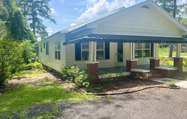 Charming 3 Bedroom Home with Rustic Farmhouse Feel in the Heart of Hinesville!