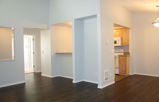 Top Floor 3 bdrm Mill Creek Country Club Condo Rental. Private back deck to nature reserve. Swim Pool. Hardwood.