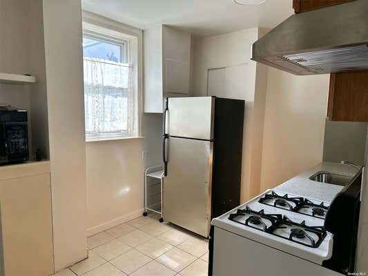 3 beds, 1 bath, $2,800, Unit 1