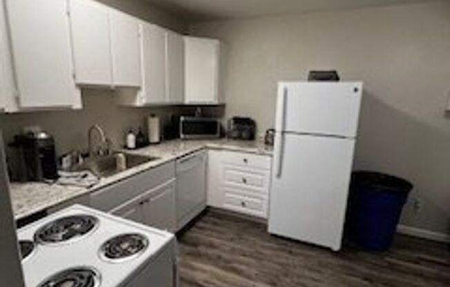 2 beds, 1 bath, 850 sqft, $1,100, Unit 160