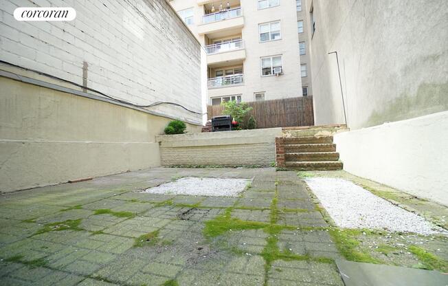 305 E 56 ST
