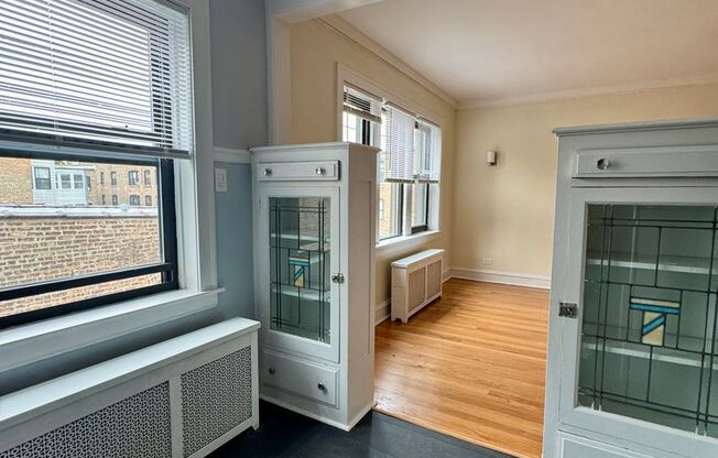 2402-10 W. Lunt