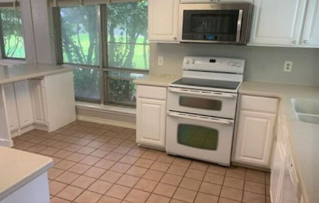 Big Clear Lake Indoor/Outdoor 3bed, 2bath Rental on a Greenbelt.