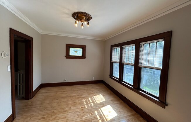 1933 N CAMBRIDGE AVE