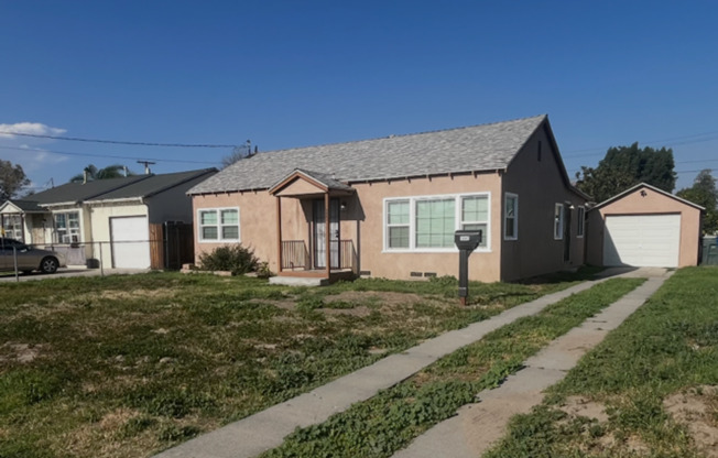 3 bed 2 bath house with garage