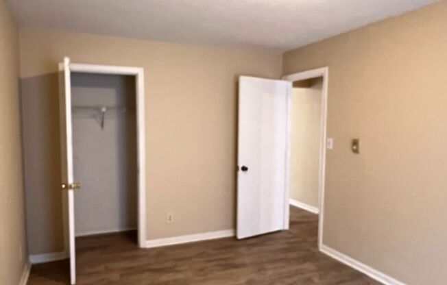 2 beds, 1 bath, $1,000, Unit A