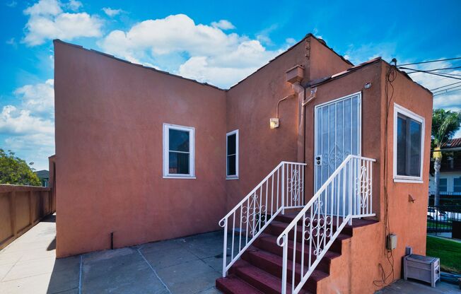 SPACIOUS 2 BED / 1  BATH SINGLE-FAMILY HOME IN BEAUTIFUL LOS ANGELES