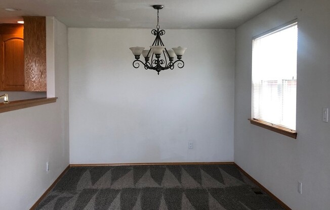 Beautiful 3 bedroom 2 bath in Kennewick off Steptoe St!