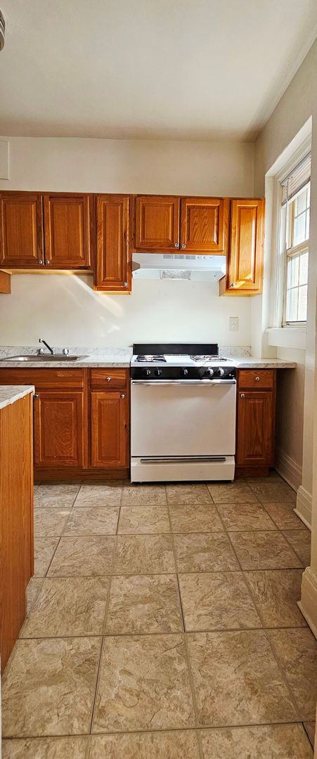 2 beds, 2 baths, 775 sqft, $1,975, Unit 210