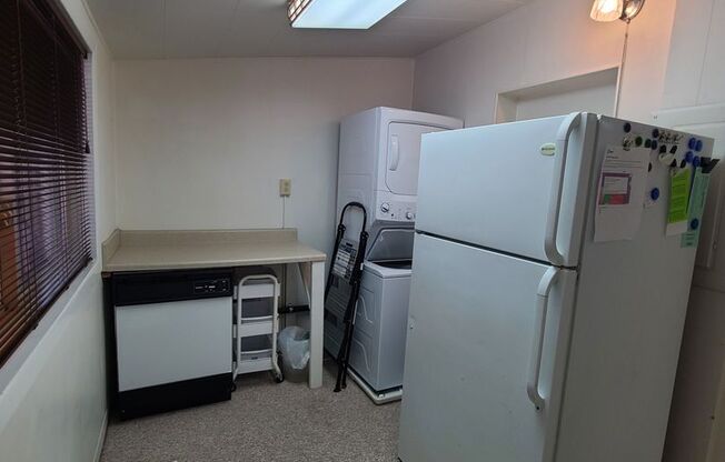 3 beds, 1 bath, 143 sqft, $850