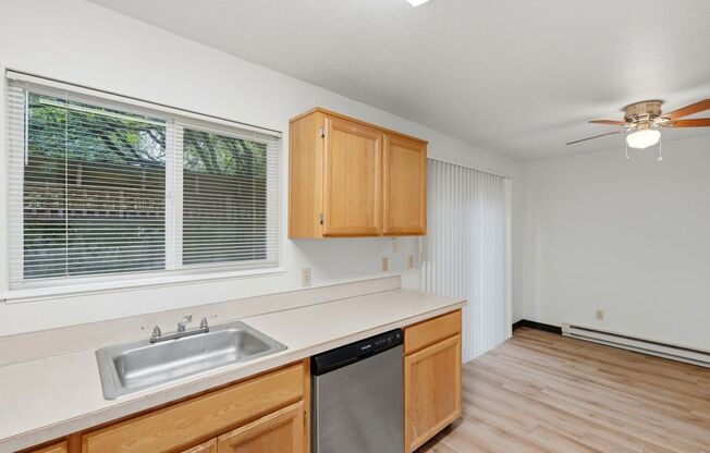 3 beds, 1 bath, 886 sqft, $1,575, Unit 16