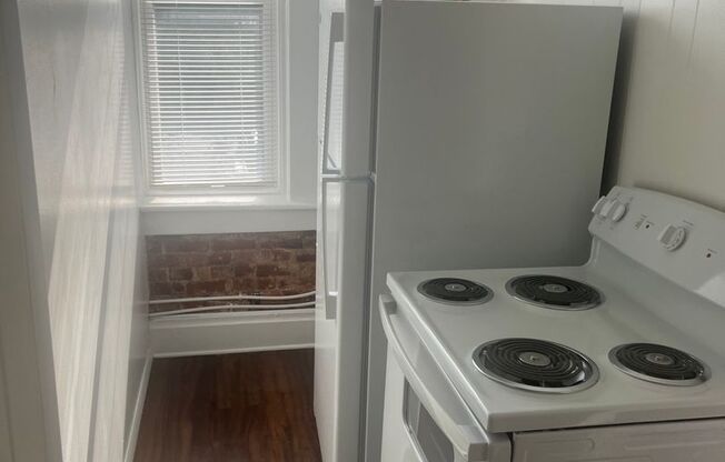 Studio, 1 bath, $900, Unit APT4 R