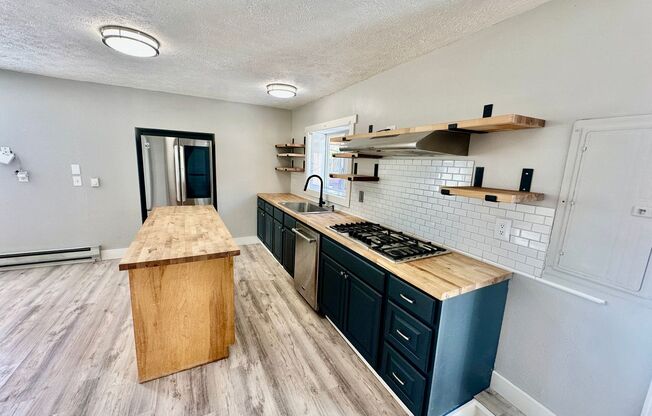 ***Move-In Special***Cozy Lakeside Retreat | Long Lake Views