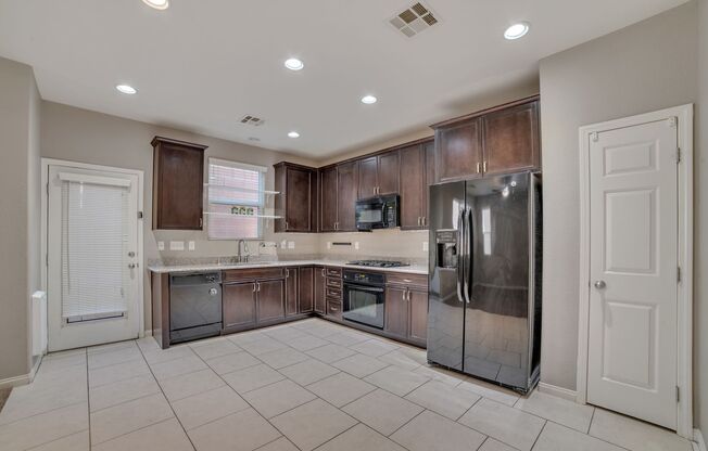 *MOVE-IN READY* LOVELY 3-BEDROOM 2-CAR GARAGE TWO-STORY HOUSE!!