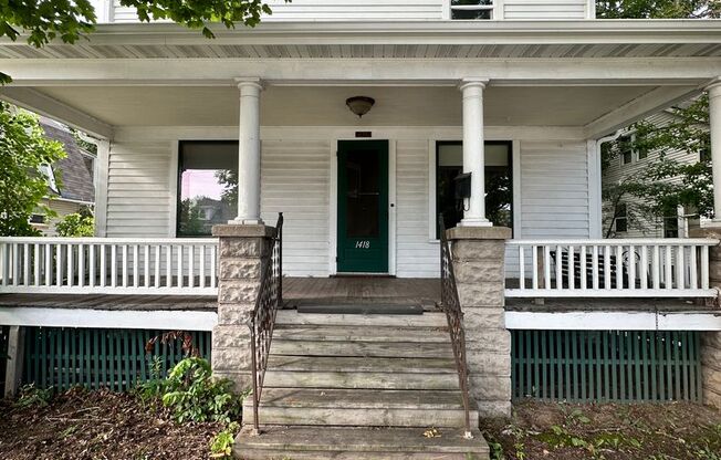 4 Bed Room 2 Bath Big Yard