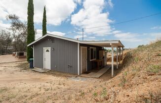 Beautiful Detached 1 Bedroom Home in Lakeside!