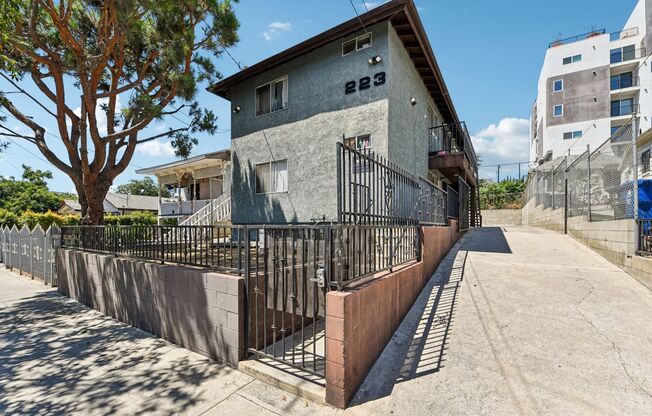 223 N MOUNTAIN VIEW AVE