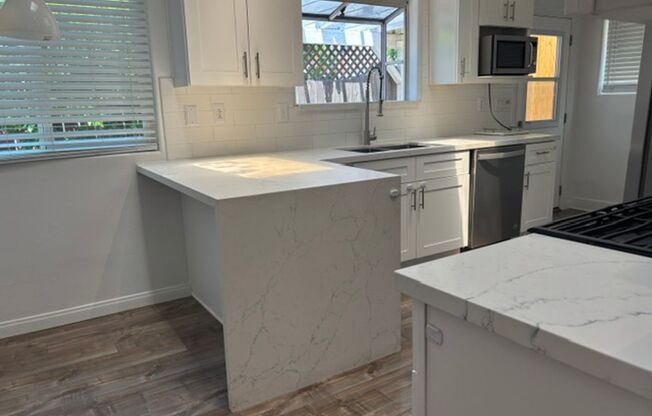 Remodeled 3 Bed 3 Bath House with Jacuzzi and Detached Office!