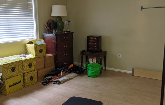 Somerville 2 bedroom with parking for 9/1
