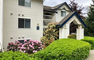 1 Bedroom Near Lake Washington With Pool!