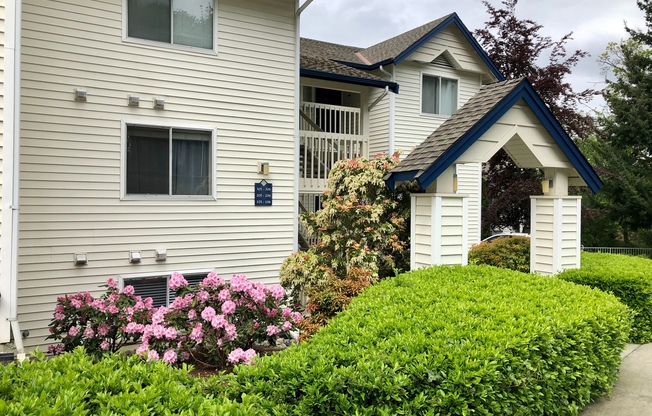 1 Bedroom Near Lake Washington With Pool!