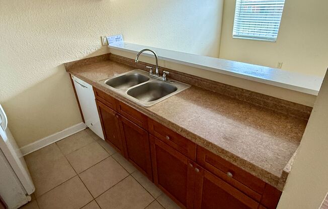 2/1.5 Townhome located in Tampa with Private Parking Spot