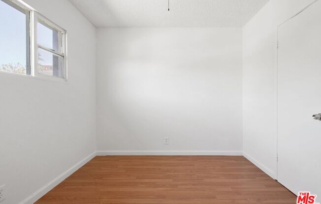 6612 De Longpre Ave
