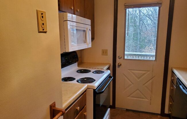 2 beds, 1 bath, 832 sqft, $650, Unit D