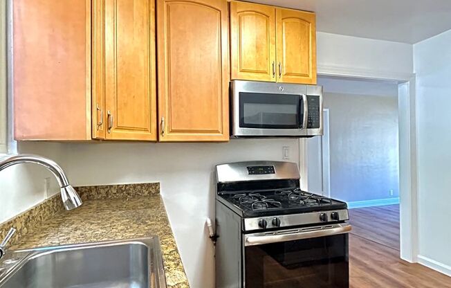 Beautiful First-Floor 2 Bed/ 1 Bath Apartment in Downtown Millbrae available NOW!