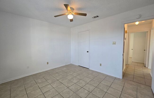 2 beds, 1 bath, $895, Unit 501 Northern Dove Lane - Unit C