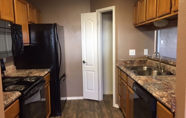 3 beds, 2 baths, 1,331 sqft, $1,689, Unit 1301