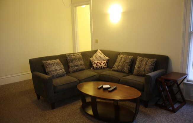 2 beds, 1 bath, $1,900, Unit Apt 4