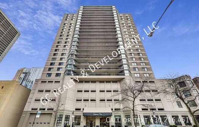 33 W Delaware Pl