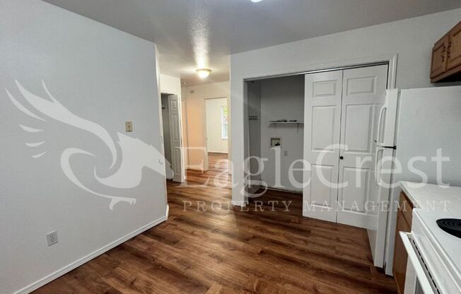 2 beds, 1 bath, 700 sqft, $950, Unit Unit 103