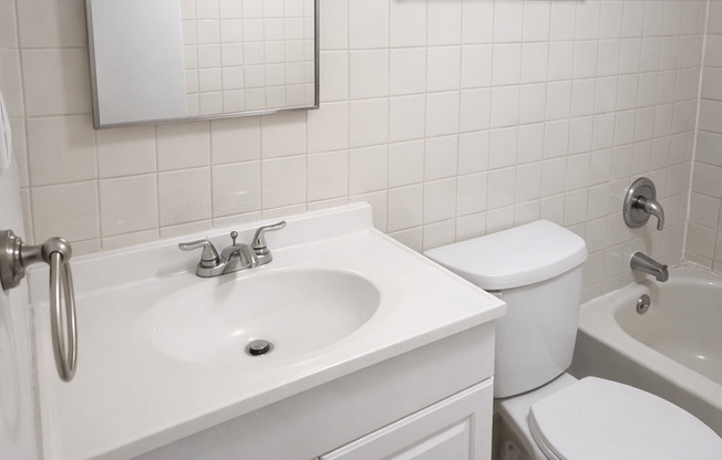 2 beds, 1 bath, 840 sqft, $1,795, Unit 2700 - 11D