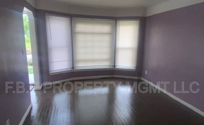 3 beds, 1 bath, 1,108 sqft, $1,300