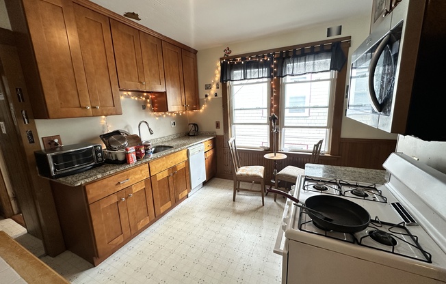 142 W ADAMS