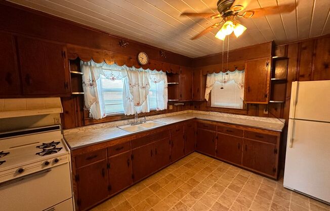 Your Slice of Serenity : Country Charm Awaits!